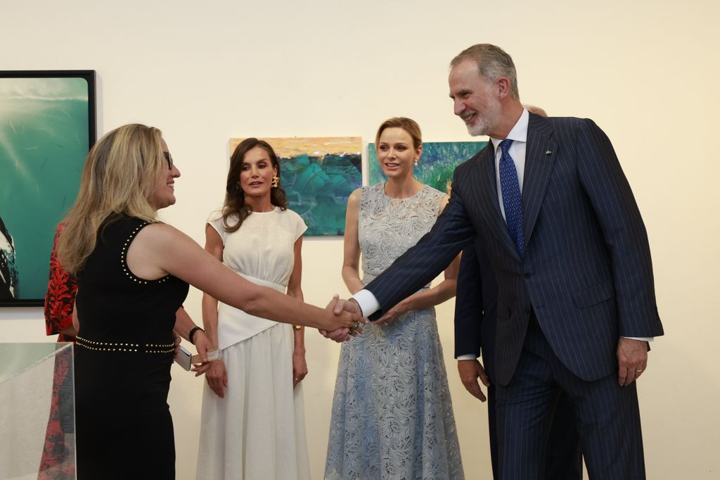 El rey ante la mirada de doña Letizia y la princesa de Mónaco