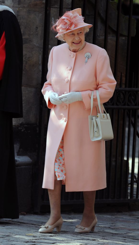 La reina Isabel II asiste a la boda de Zara Phillips y Mike Tindall en Edimburgo (julio de 2011).