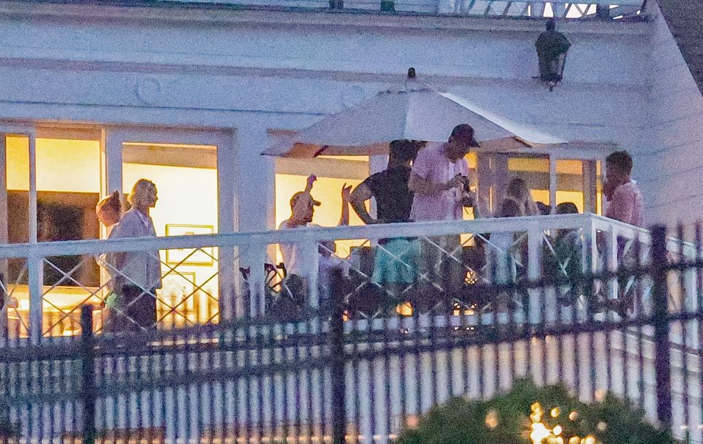 La casa es el punto de encuentro para reuniones a la orilla del mar para los amigos de Taylor Swift