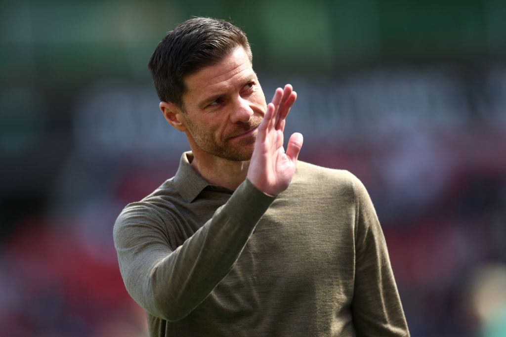 Xabi Alonso, saludando a sus fans