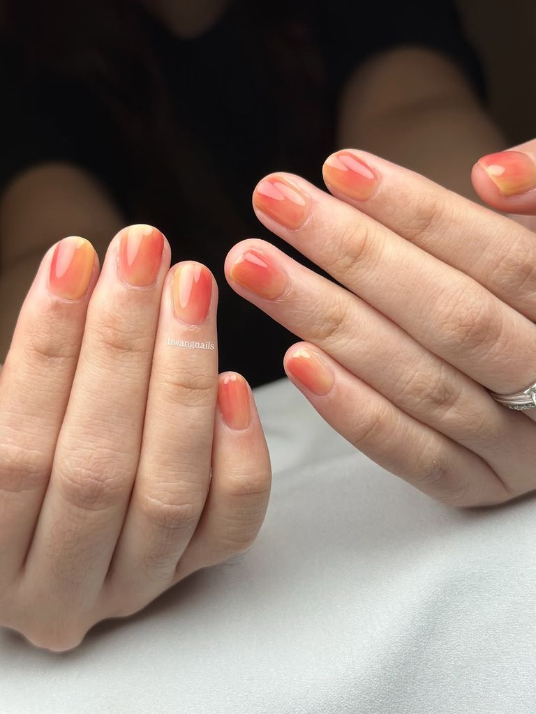 Manicura peach milky con degradado