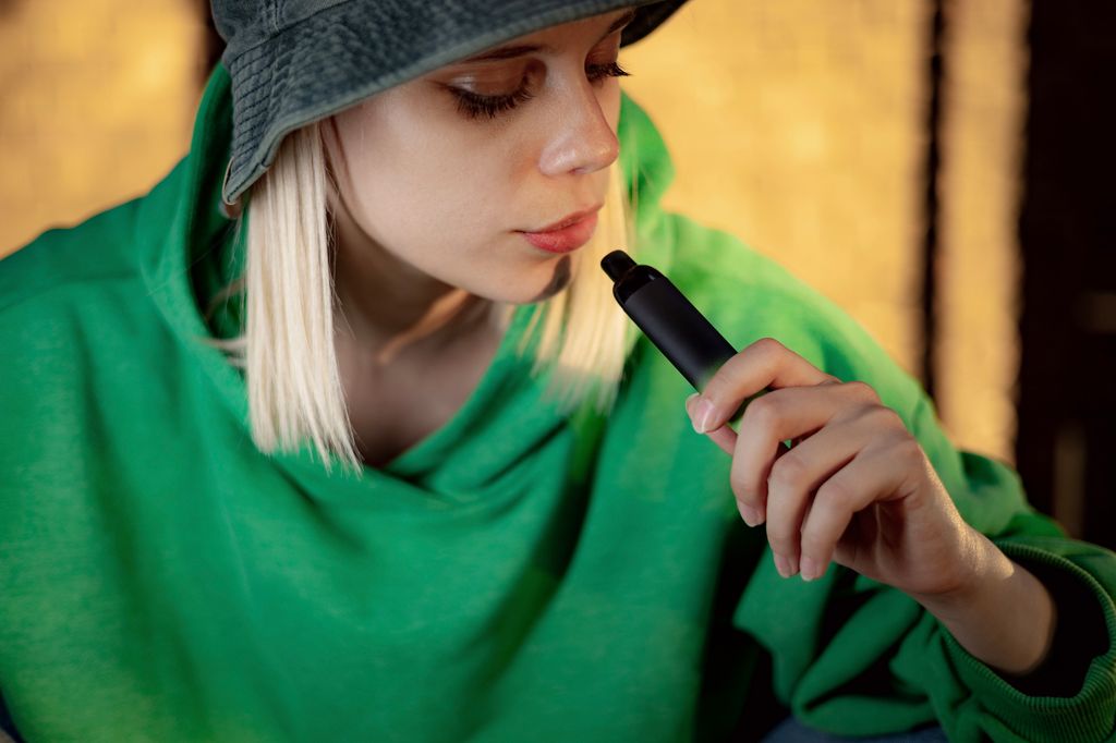Adolescente con cigarrillo electrónico