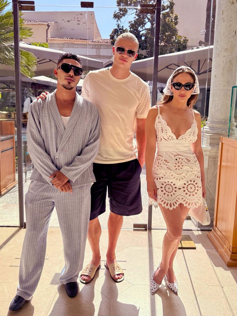 De izquierda a derecha: Stevie Mackey, Erling Haaland y Jennifer Lopez.