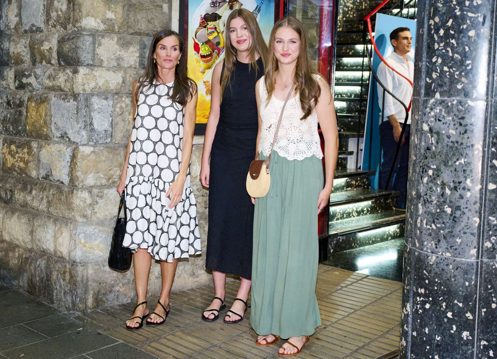 La reina Letizia con la princesa Leonor y la infanta Sofía van a ver "En un lugar de la mente" en el Cine Rivoli Cinema de Palma de Mallorca el 31 de julio de 2025