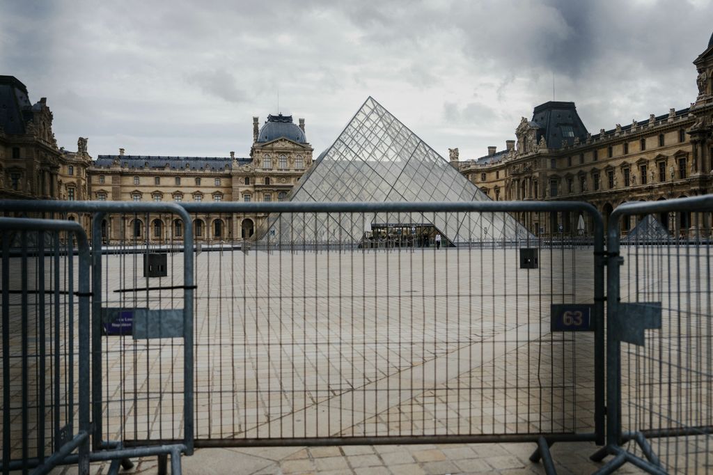 Las puertas e inmediaciones del Museo del Louvre, en París,, Francia, continúan cerradas al público en general 
