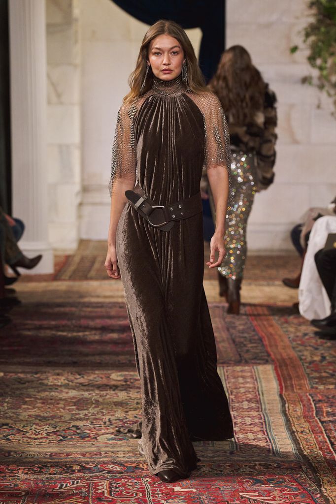 Gigi Hadid luego volvió a caminar con un vestido tipo boho pero alineado a la estética de Ralph Lauren.