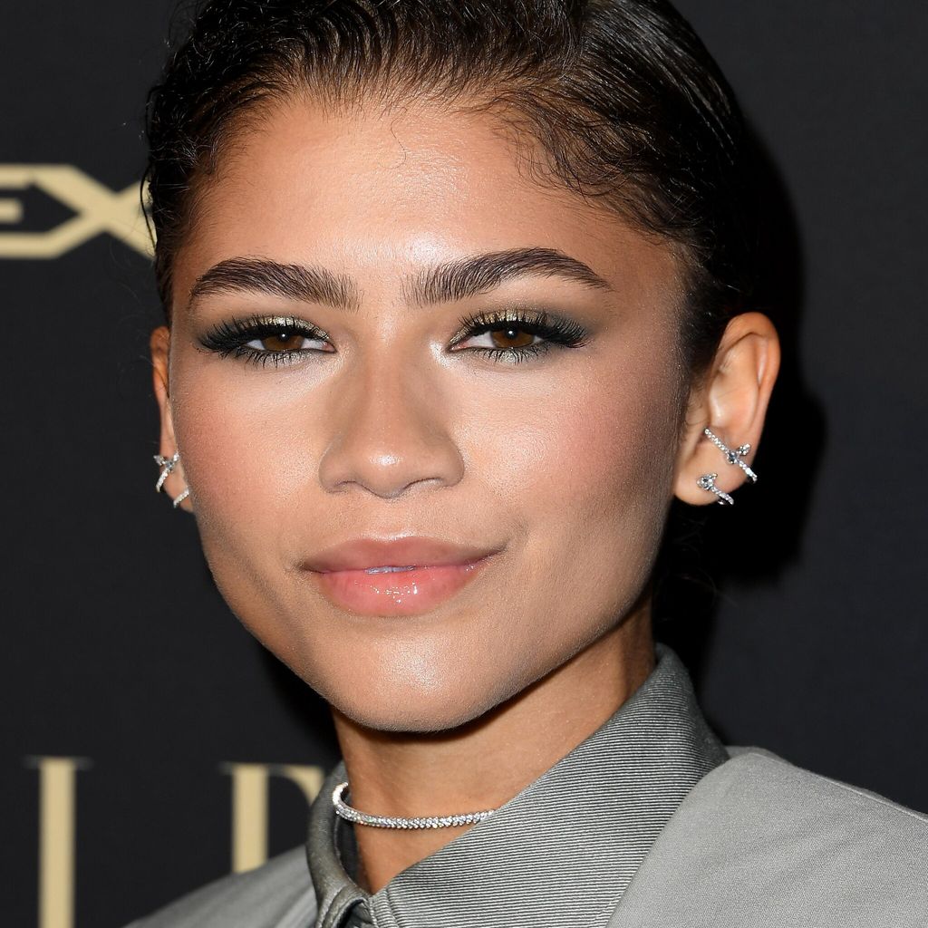 zendaya se suma al maquillaje de ojos metalizado