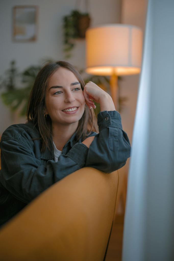 chica sonriendo ventana