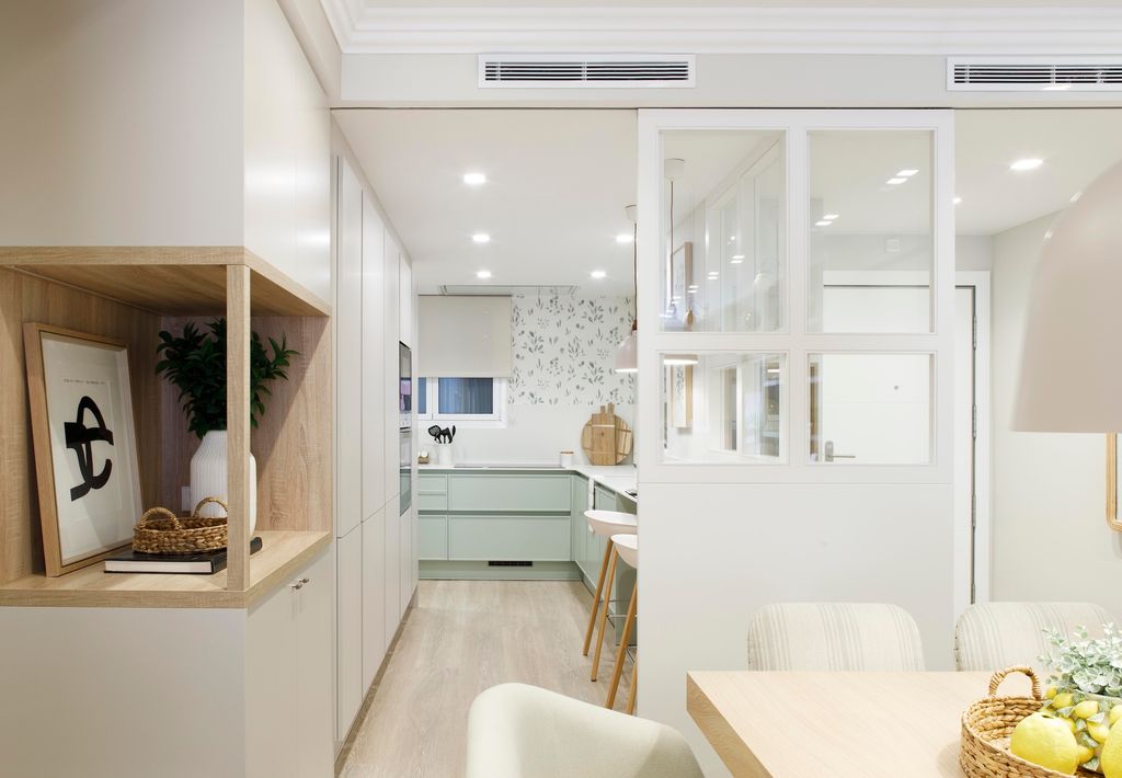 Cocina y recibidor con puerta corredera que separa del comedor. 
