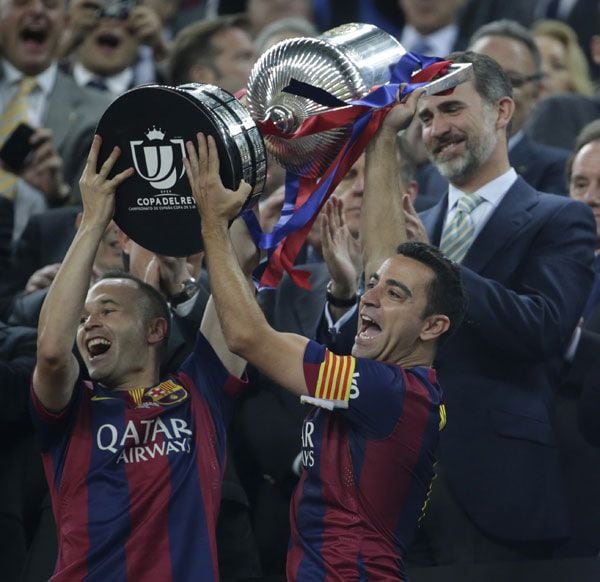 Andrés Iniesta levanta la Copa del Rey junto a Xavi Hernández en presencia del Rey, un día antes de convertirse en papá por segunda vez
