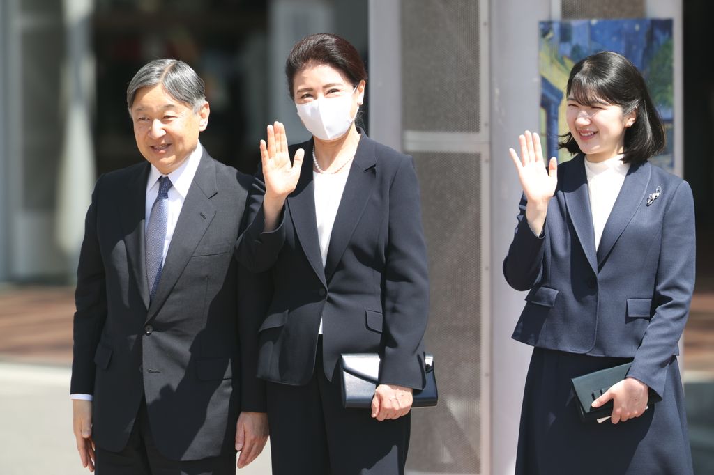 Los emperadores Naruhito y Masko con su hija Aiko en su  visita a Fukushima