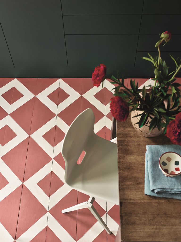 Suelo pintado con rombos blancos sobre fondo terracota