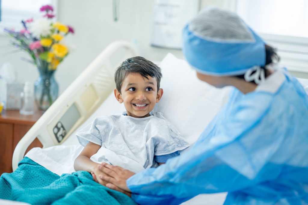 Niño antes de una operación con una médico