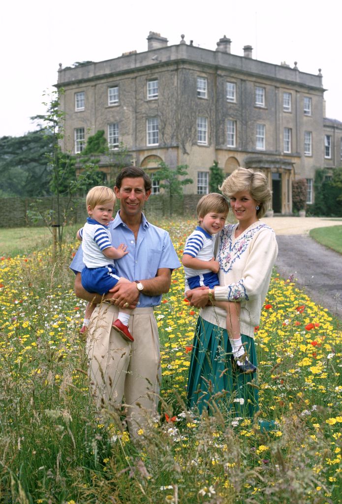 El entonces príncipe Carlos y la princesa Diana con sus hijos, Harry y William en Highgrove.