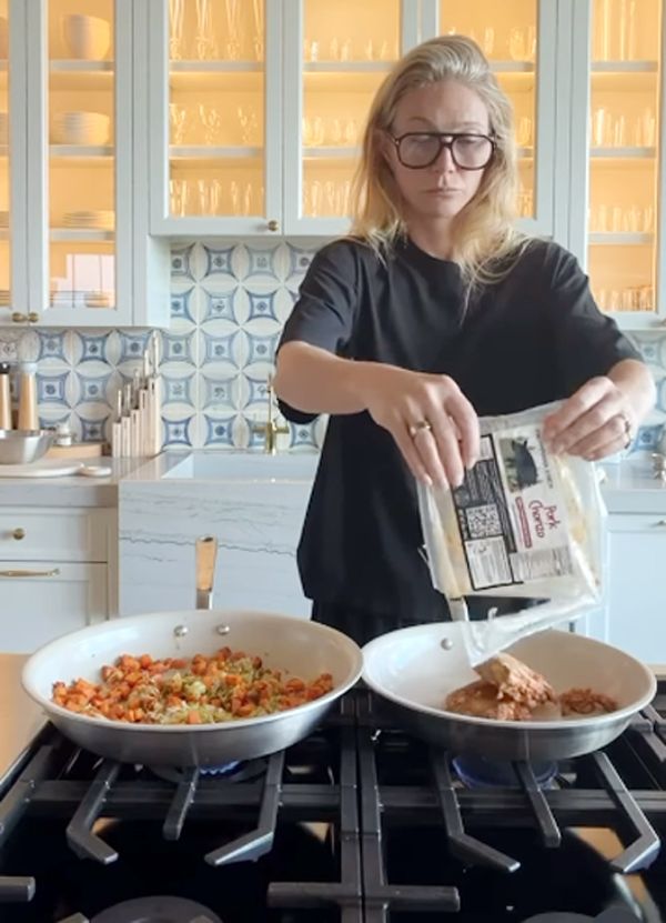 Paltrow, vertiendo el paquete de 'Pork chorizo' en la sartén para que se cocine. 