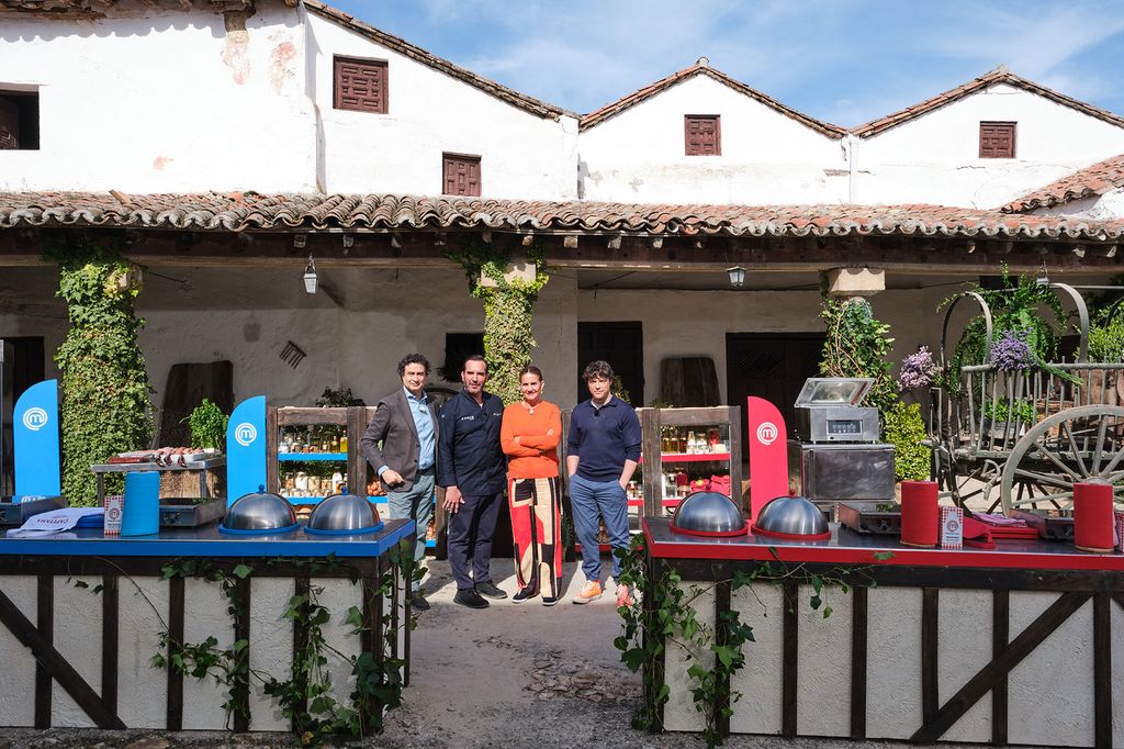 Marioa Sandovla firma el menú del cocinado de la prueba de exteriores
