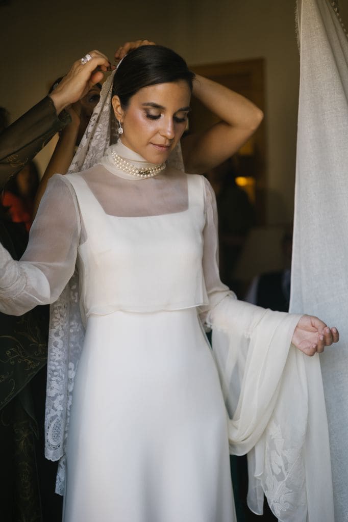 Novias con choker y mantilla