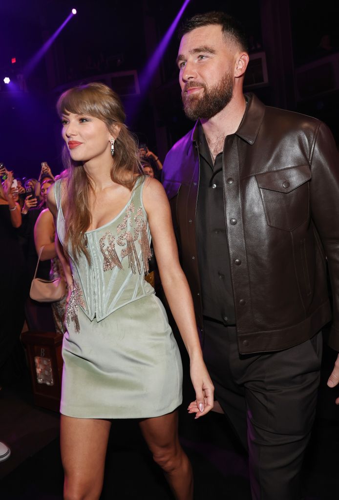 Taylor Swift y Travis Kelce en los iHeartRadio Music Awards.