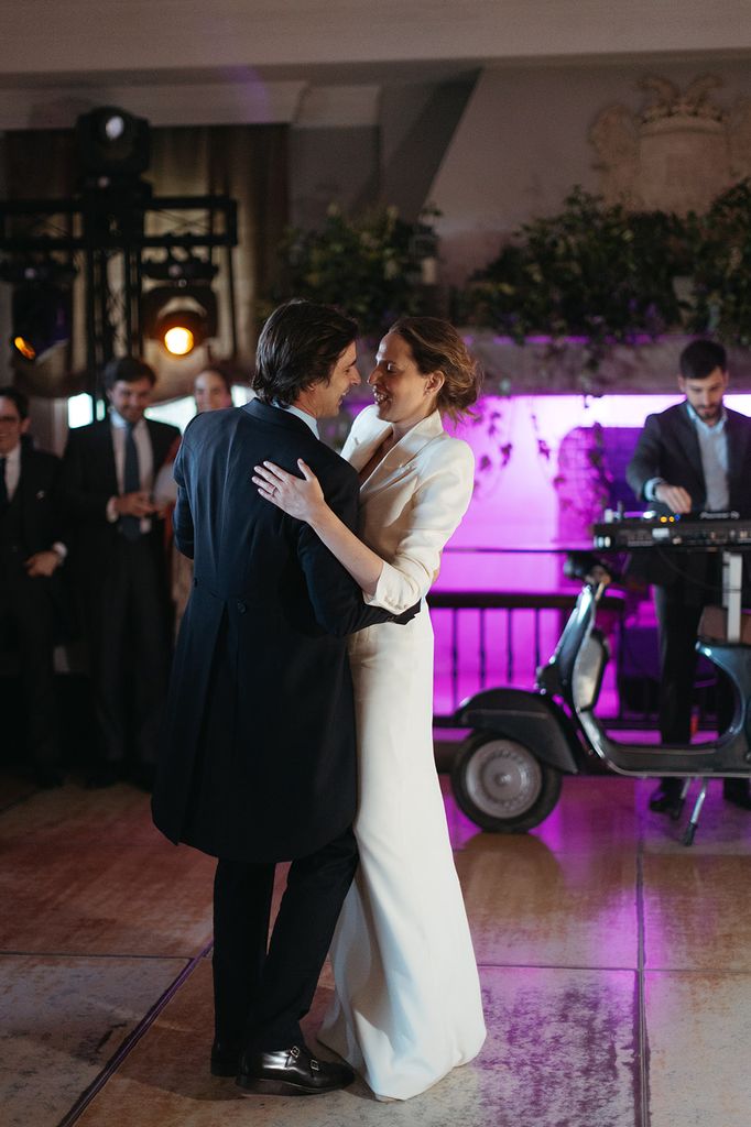 Carmen con vestido de novia y blazer de Inés Martín Alcalde