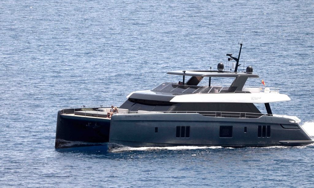 Hola 4016 Rafa Nadal con su mujer Francisca en su barco