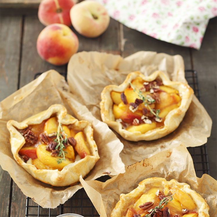 Tartaletas con crema pastelera, melocotón y nueces pecanas