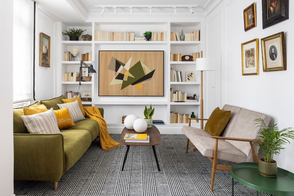 Salón con estantería de obra