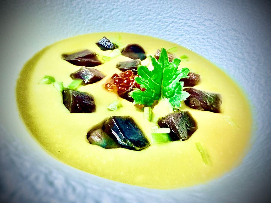 Gazpamole de aguacate, tomates verdes y mojama artesana de bonito de Surtopía.