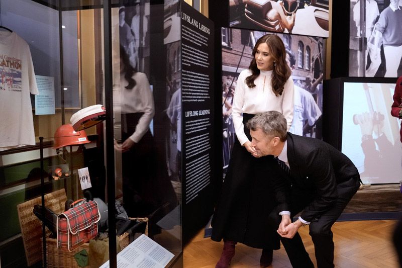 Mary de Dinamarca acompaña a Federico X a ver su exposición Un rey del mañana