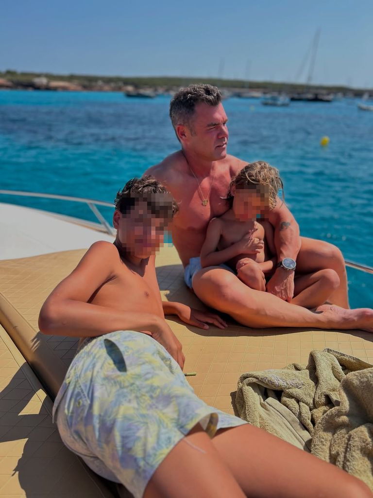 Fonsi Nieto junto a sus hijos el pasado verano