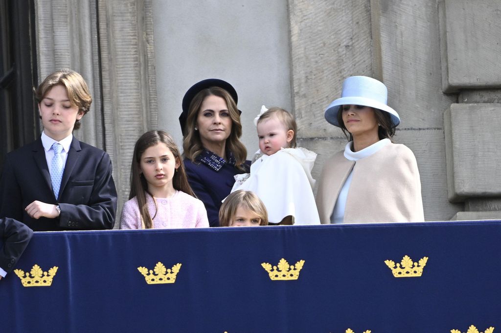 Magdalena de Suecia coge en brazos a su sobrina Ines en presencia de sus hijos Nicolas, Leonore y Adrienne