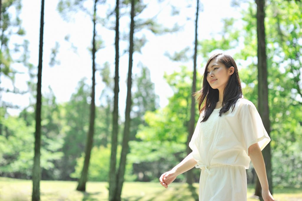 Mujer japonesa caminando en un bosque