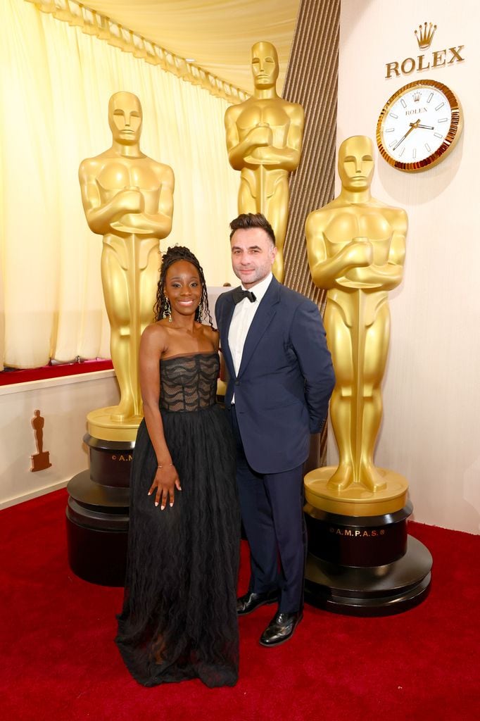 Samata Pattinson and Jonathan Mark en la alfombra roja de la 97th edición de los Oscars