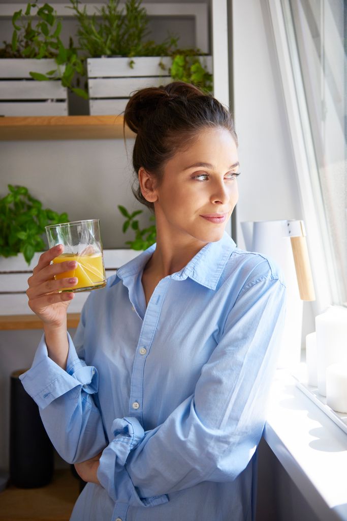 mujer con un zumo de naranja