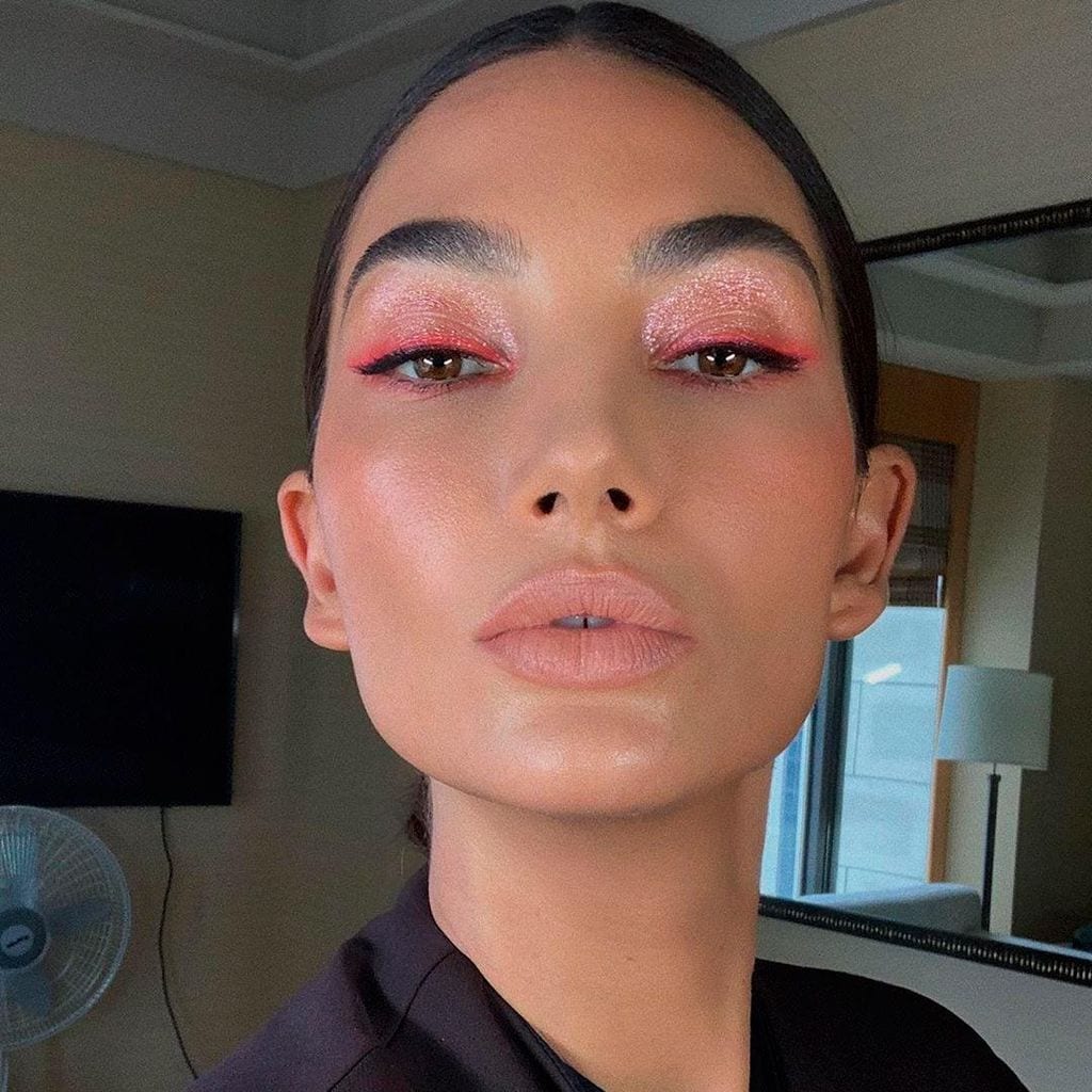 lily aldridge presume ojos metalizados