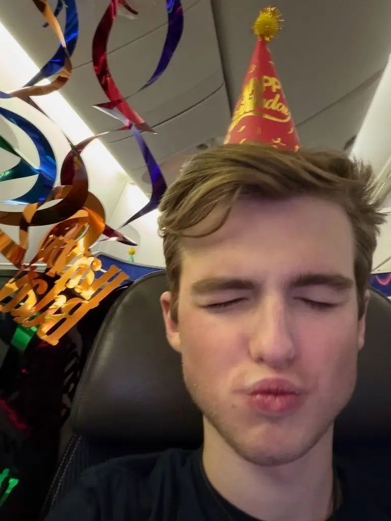 Iain Armitage celebrando su cumpleaños
