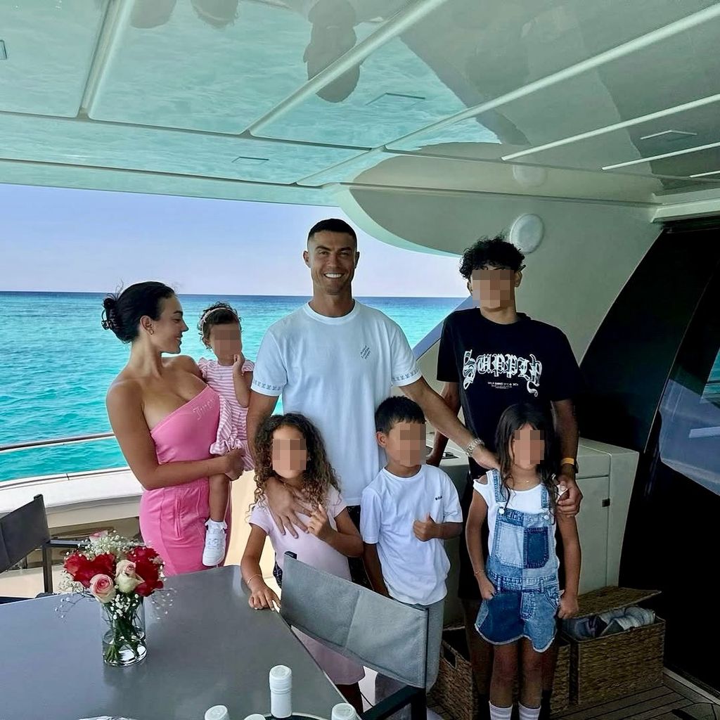 Cristiano Ronaldo y Georgina con los cinco hijos de la pareja