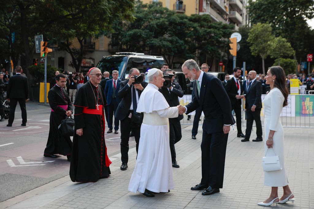 Los Reyes saludan al Papa a su llegada a la Sagrada Familia de Barcelona