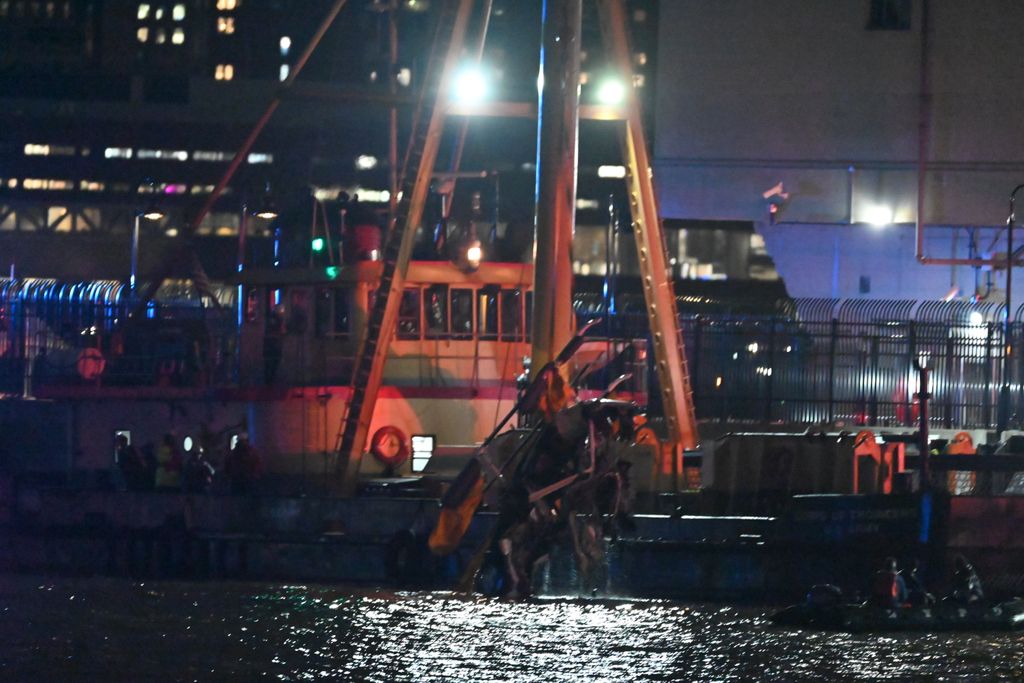 Helicopter crashes into Hudson River in New York City, killing all 6 passengers