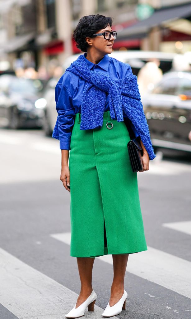 classic blue de pantone en sweater amarrado estilo preppy