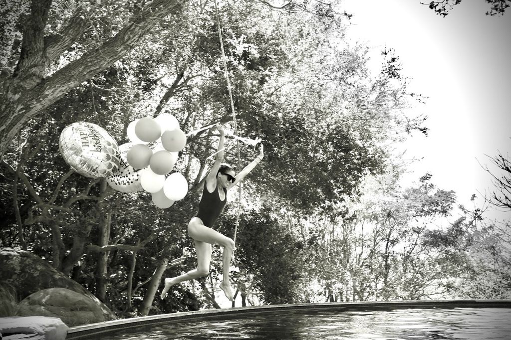 Meghan Markle celebró su cumpleaños con un divertido chapuzón en la piscina.  