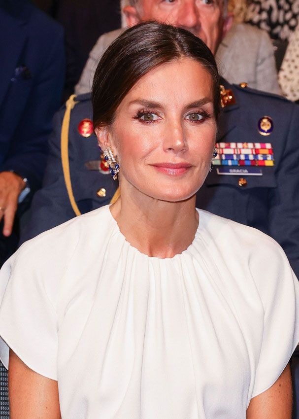 La reina Letizia luce los pendientes de zafiro de doña Sofía en Frankfurt