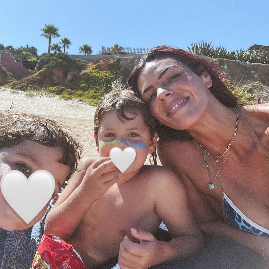Laura Matamoros en la playa con sus hijos, agosto de 2024