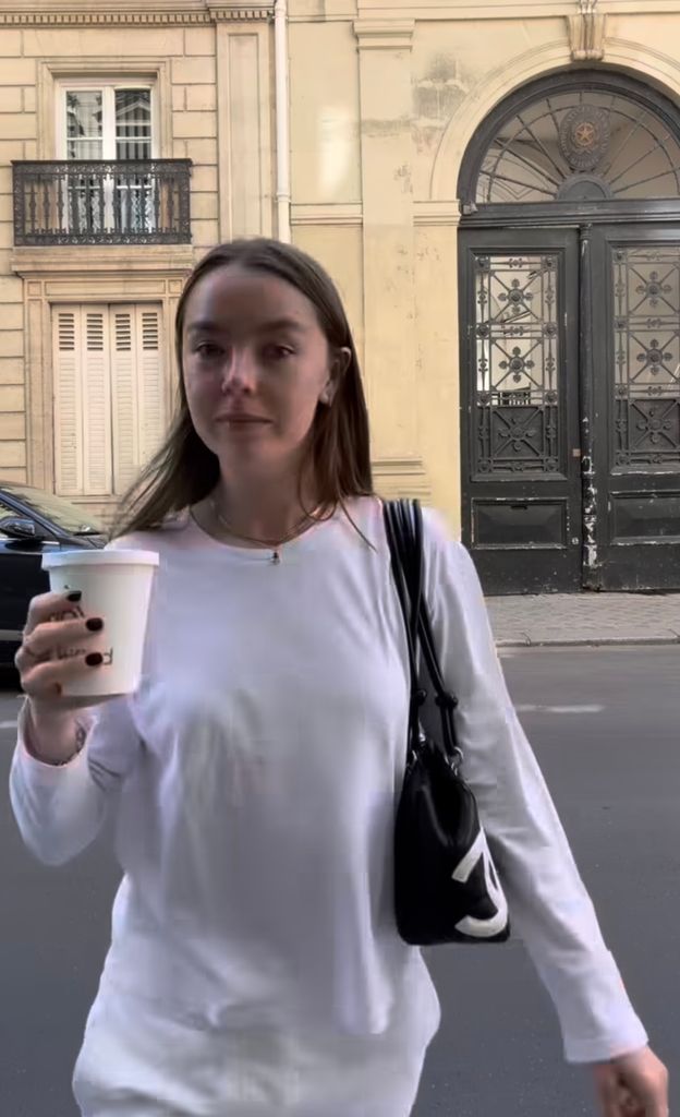 Alexandra de Hannover en París con look blanco con bailarinas y bolso Chanel