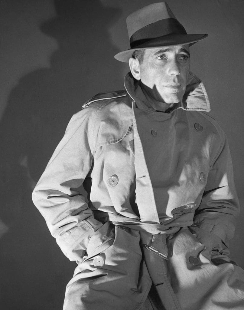 Humphrey Bogart lleva una gabardina clásica 