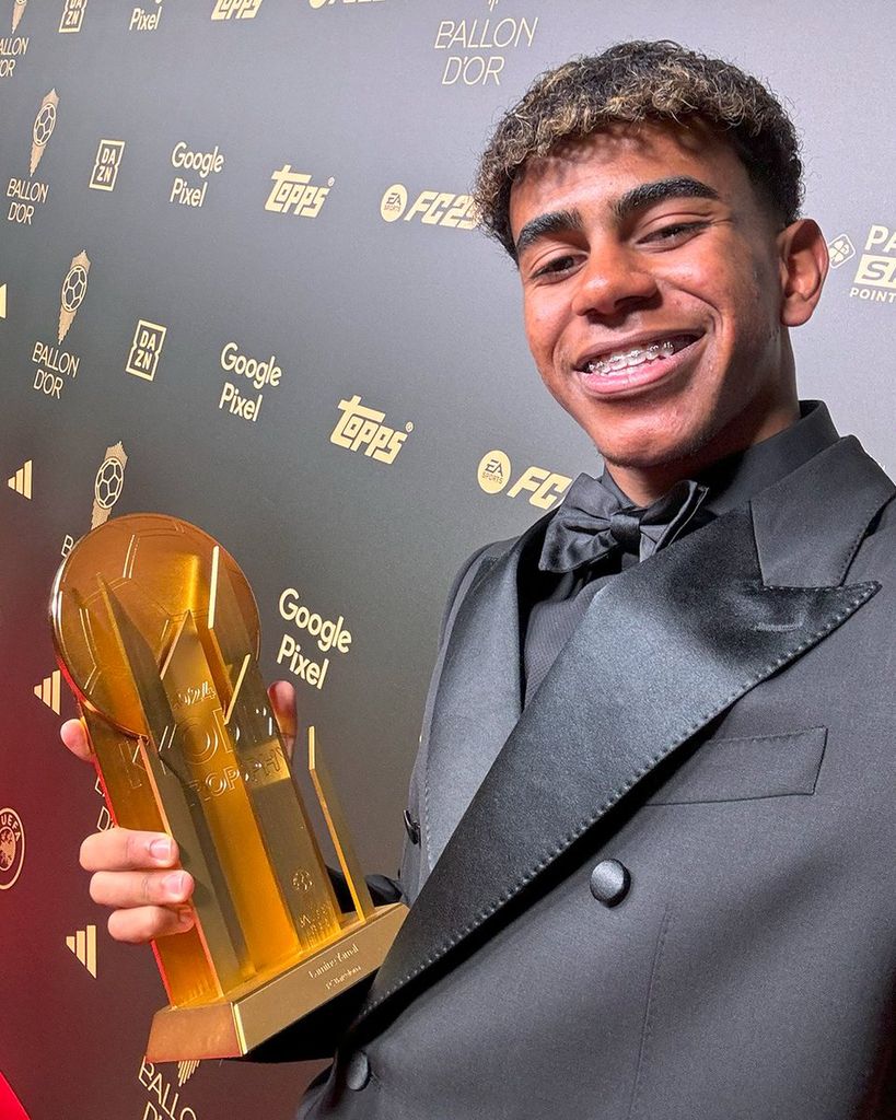 Plano medio de Lamine Yamal con su Trofeo Kopa en la gala del Balón de Oro 2024