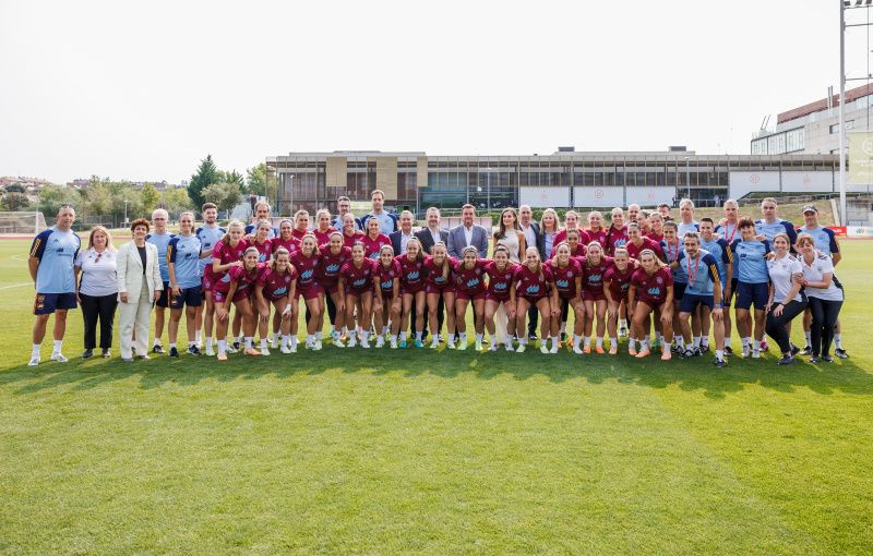 Reina Letizia con la selección femenina de fútbol 