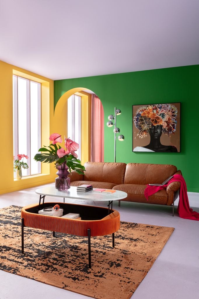 Salón con mesa de centro con sobre elevable