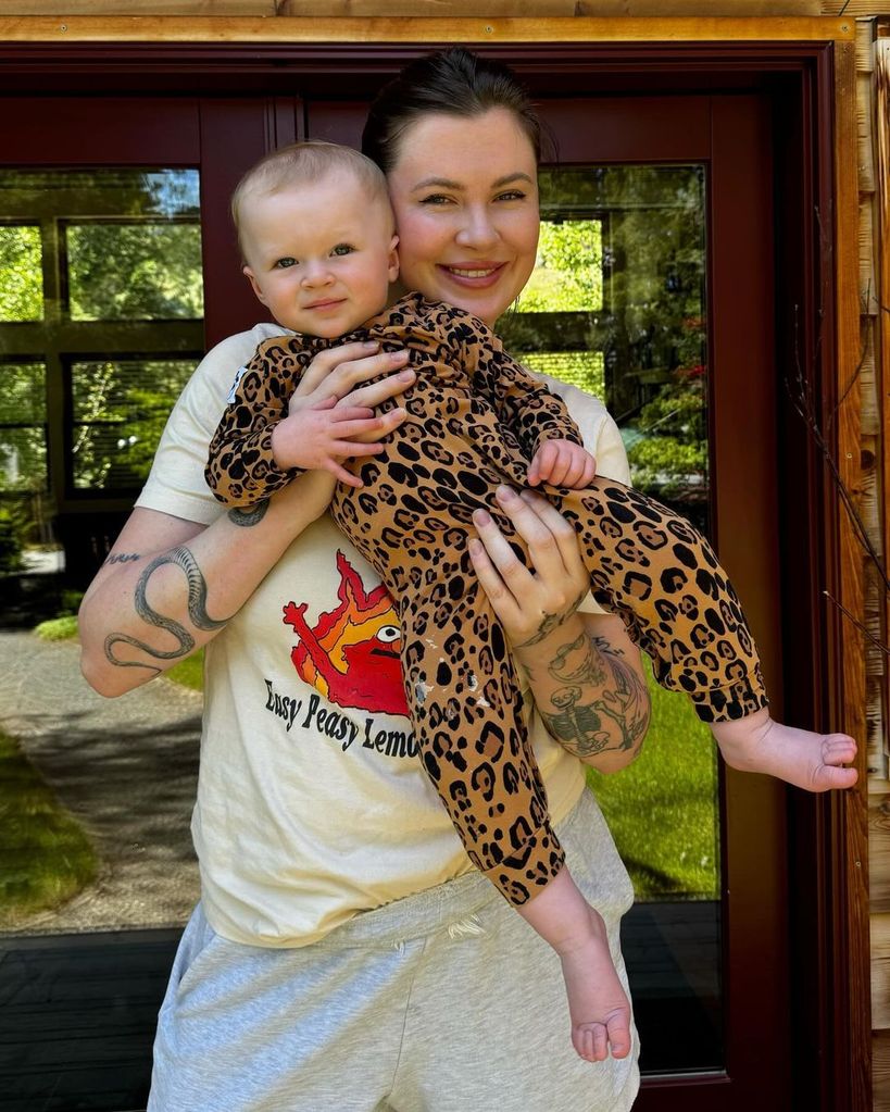 Ireland Baldwin, con Holland