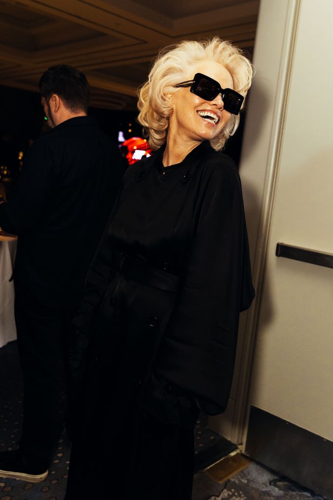 Pamela Anderson en los WWD Style Awards, 2026.