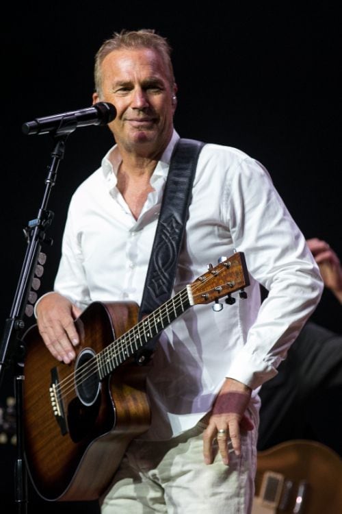 Kevin Costner, además de actor, músico de la banda 'Modern West'